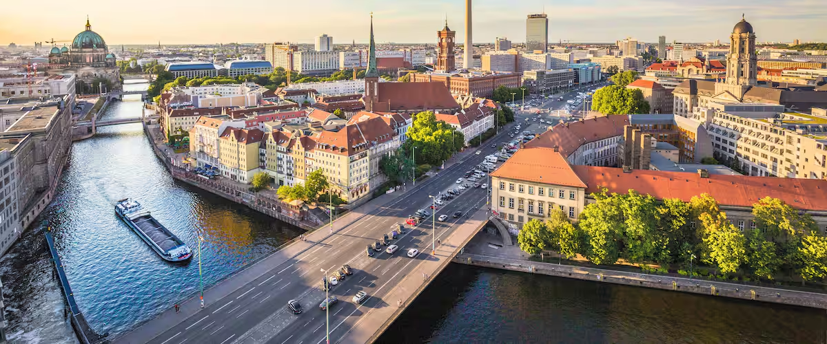 Modernes möbliertes Wohnzimmer in einem Serviced Apartment