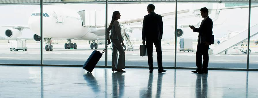 HR-Team prüft Relocation-Unterlagen